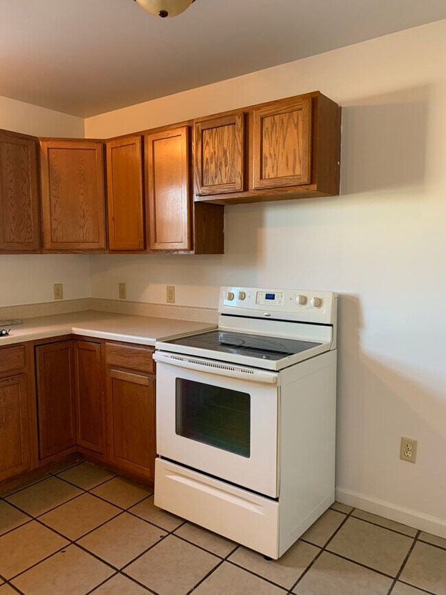Building Photo - PERFECT COLLEGE RENTAL ONLY A HALF MILE FR...