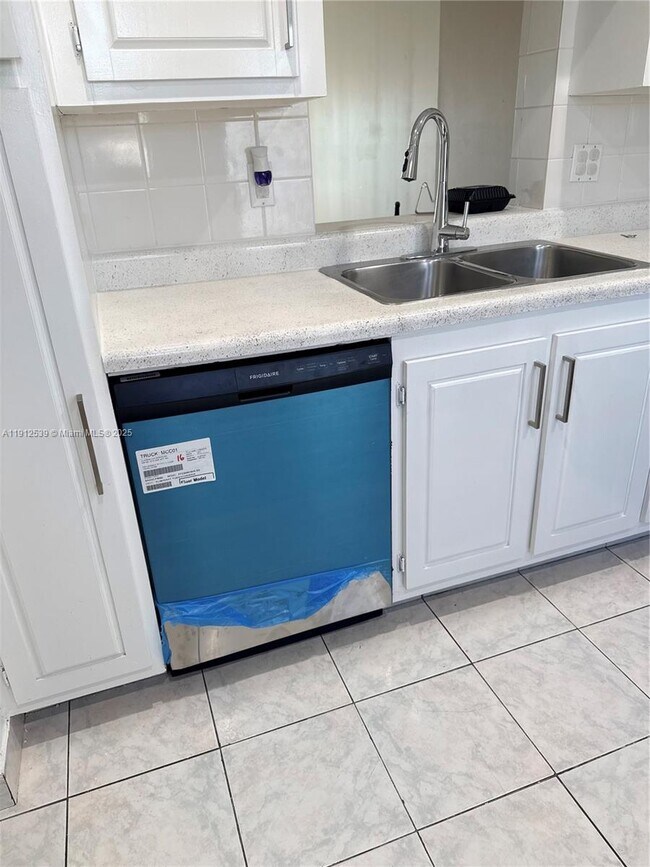 Building Photo - 320 NE 12th Ave