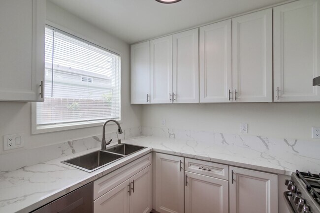 Building Photo - Updated 2-Bed Condo in Prime North Park