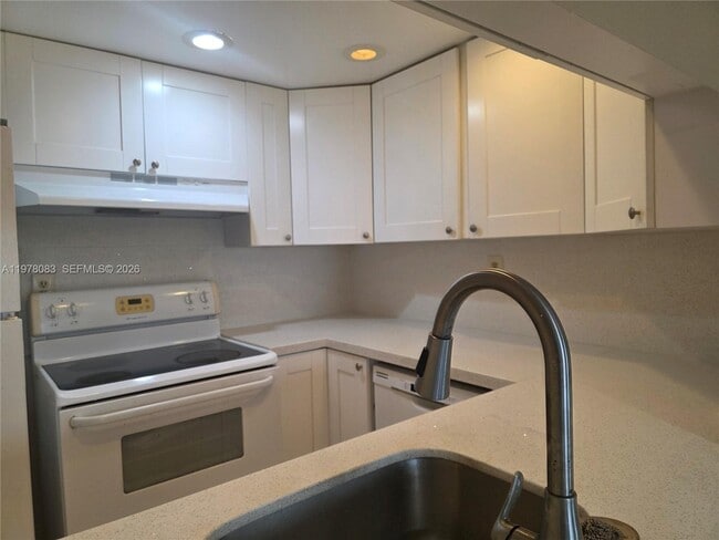 Building Photo - 9688 Fontainebleau Blvd