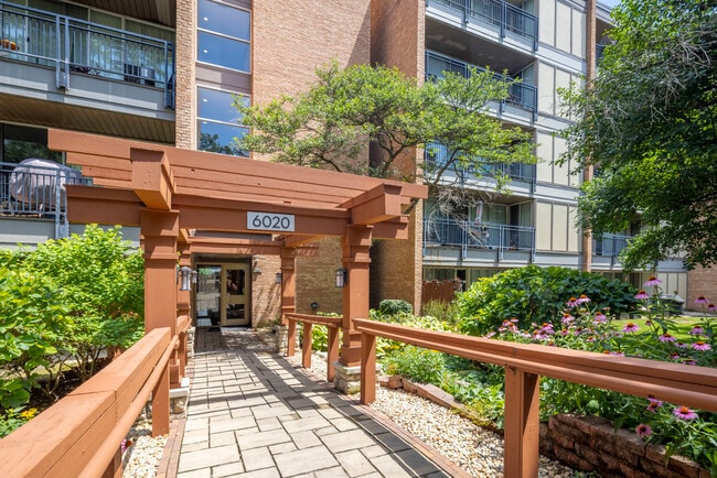 Building Photo - 6020 Oakwood Dr