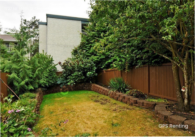 Building Photo - Shoreline Townhouse with great fenced yard