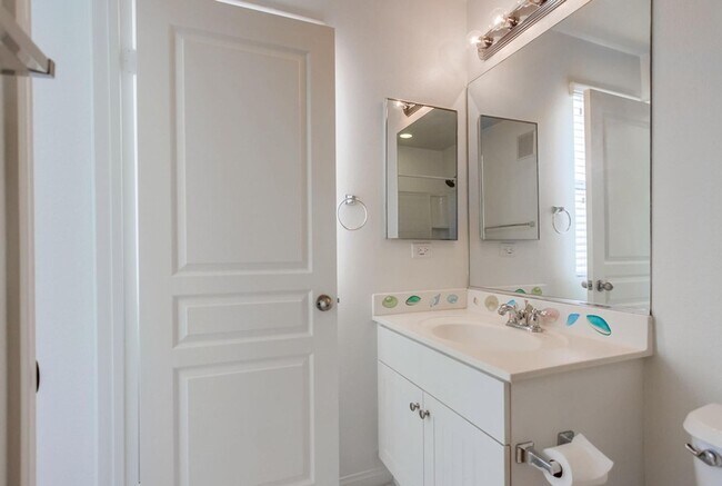 Building Photo - Available Now! Tri-Level 3 Bedroom 3.5 Bath Townhome!!