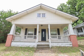 Building Photo - 3 Bed 1 Bath in beautiful location!
