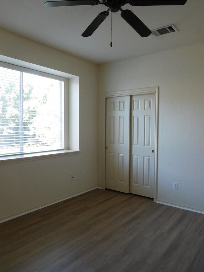 Building Photo - 911 Middle Brook Dr