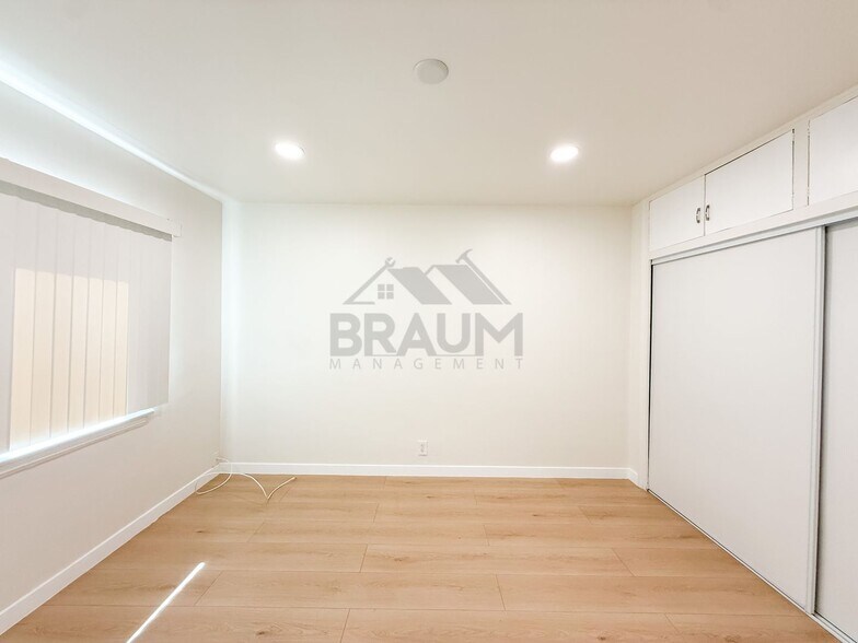 Building Photo - 15550 Vanowen St