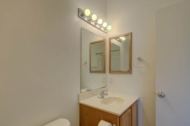 Building Photo - Amazing 3 Bedroom Near Rust Medical Center!!