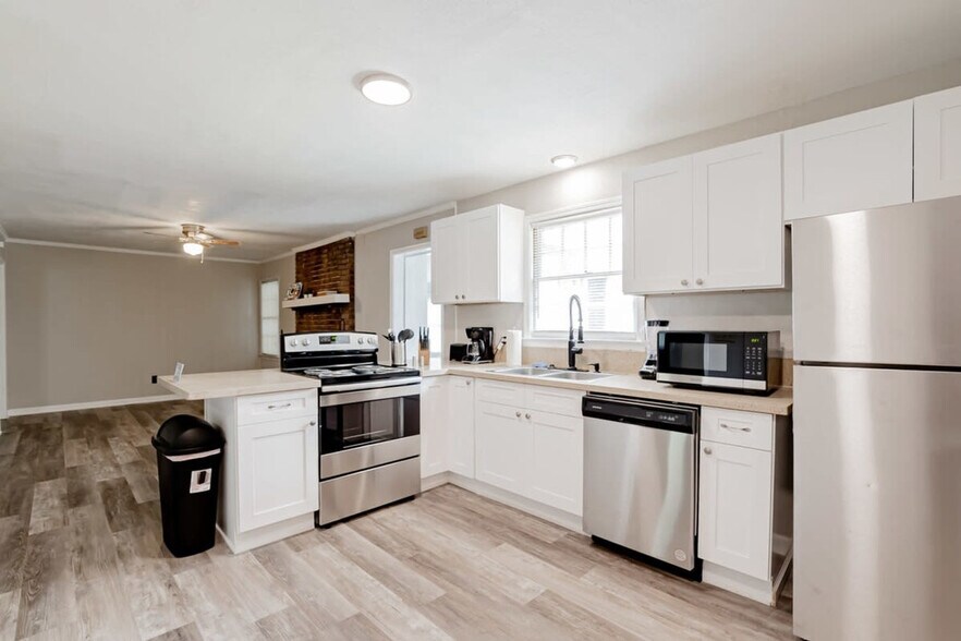 Building Photo - 419 N Royal Tower Dr
