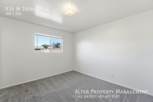 Building Photo - 936 W 16th St