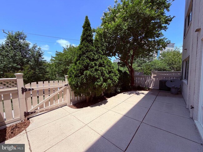 Building Photo - 1425 N Van Dorn St