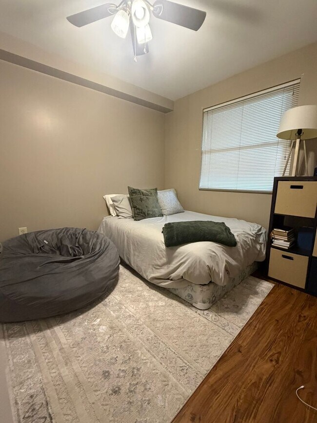 Building Photo - Available FALL 2026 @ $3600/Month! Beautiful 8th floor Lake Plaza unit ready for August 2026 Move...