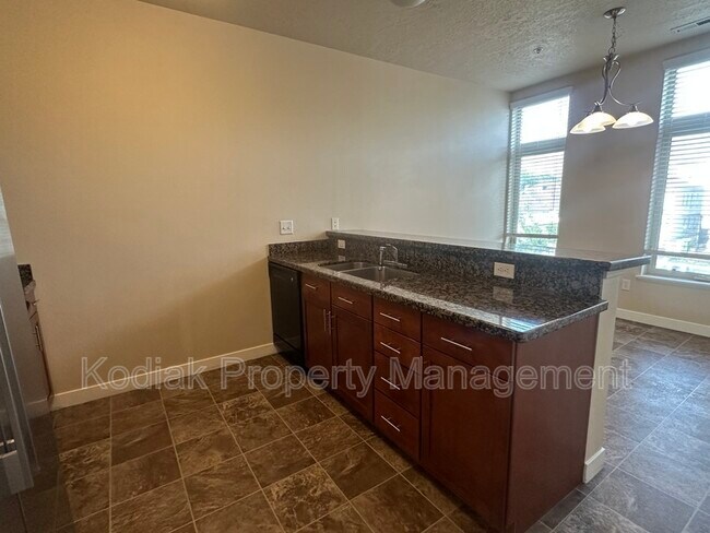 Building Photo - 518 E 500 S
