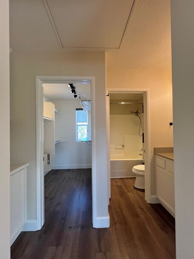 Building Photo - Spacious 1 Bedroom 1 1/2 Bathroom Townhome...