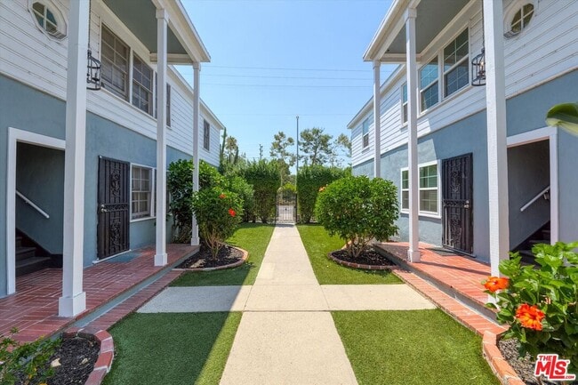 Building Photo - 11683 Chandler Blvd