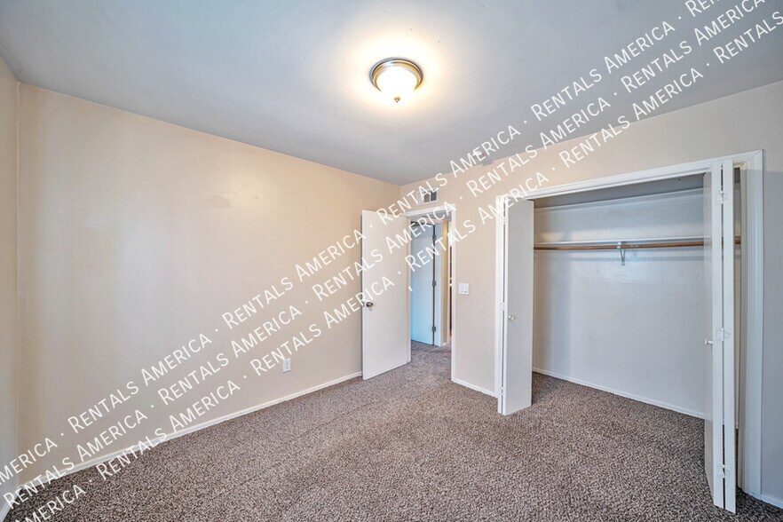 Building Photo - 1023 N Bedford Dr