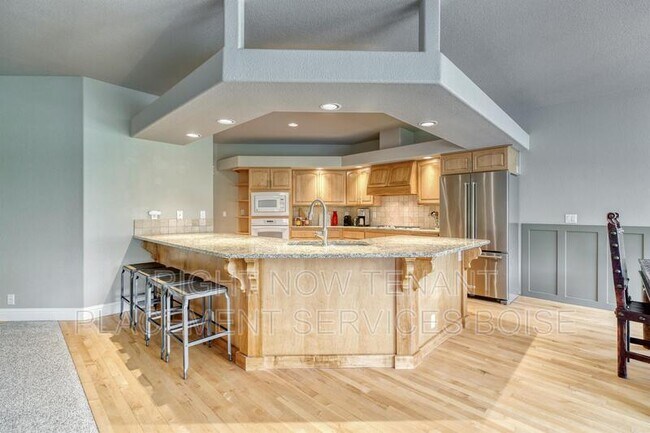 Building Photo - 1646 N Chaucer Way