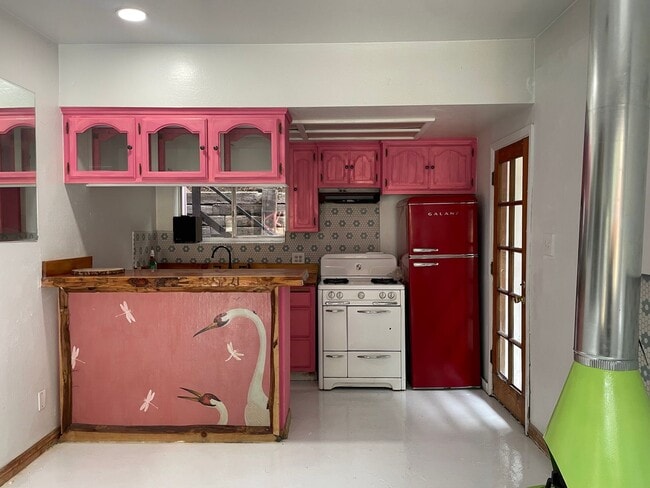 Building Photo - Adorable cottage!