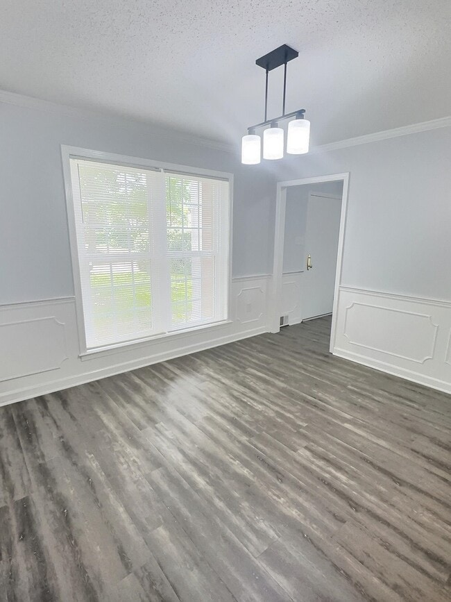 Building Photo - 1562 Holly Hill Dr