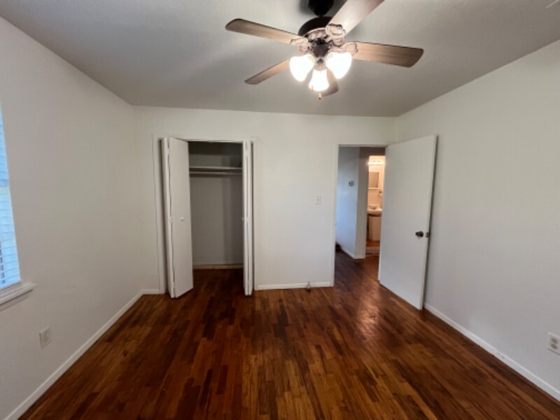 Building Photo - 102 E Pecan St