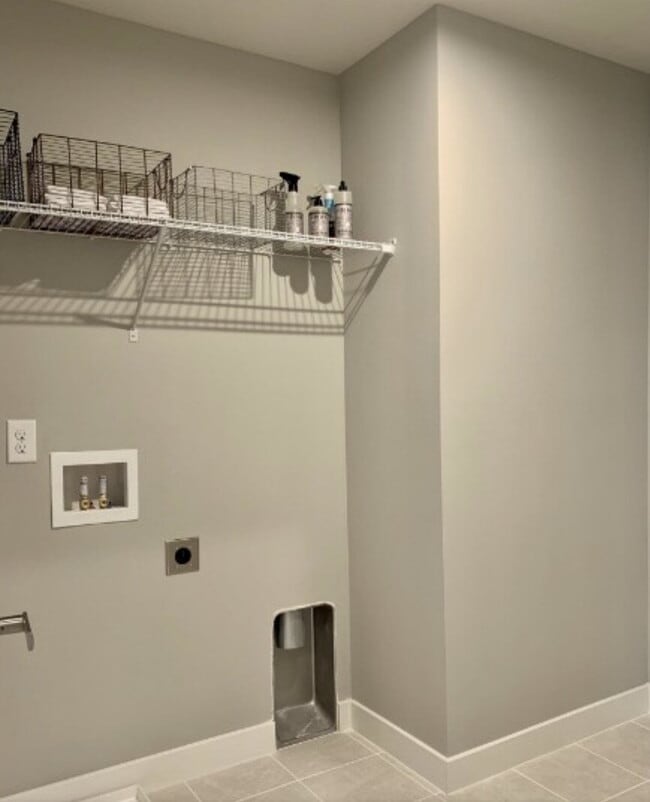 Building Photo - 3 Bedroom, 2.5 Bath End Unit Townhome on C...