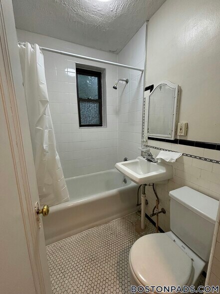 Building Photo - 63 Fellsway W