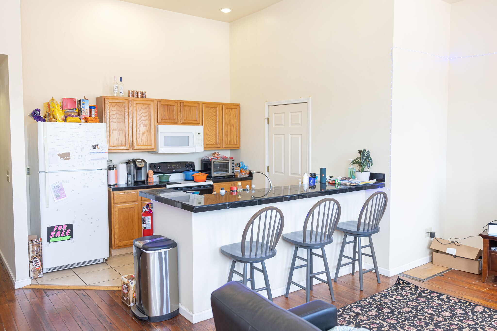 Kitchen with breakfast bar - 38 N Court St