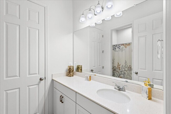 Building Photo - 8627 Fleetwood Dr