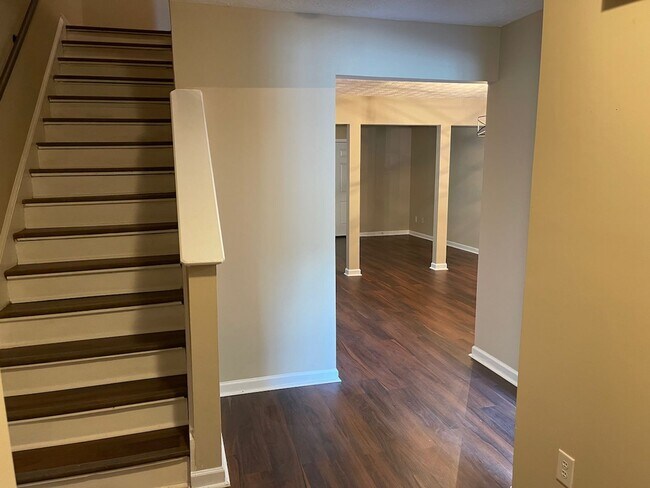 Building Photo - Fresh Renovation, 3 Bedroom Townhouse