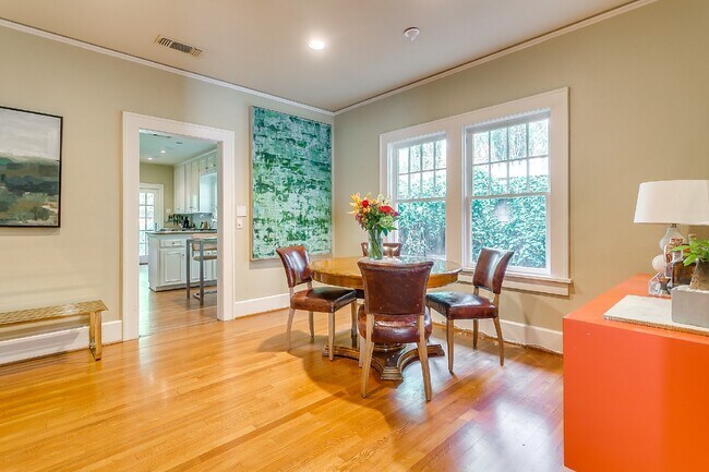 Building Photo - Darling English Tudor style home in the heart of the University District near TCU!