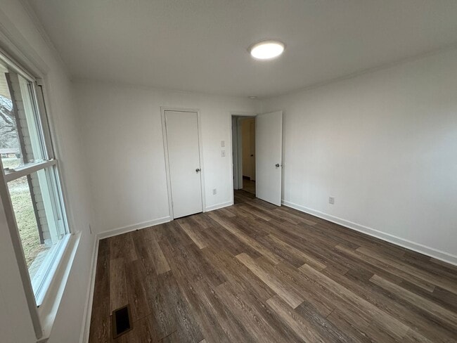 Building Photo - Move-in Ready!