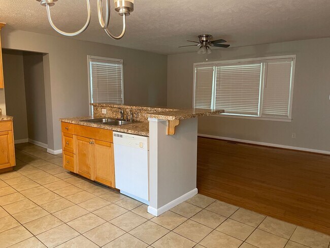 Building Photo - Cute 3 Bed 2 Bath with Fenced Yard