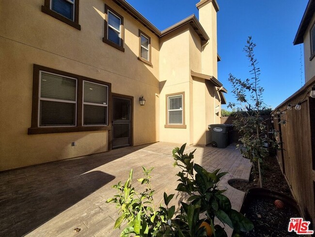 Building Photo - 383 Silk Tree Ave