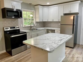 Building Photo - 819 Markwell Dr