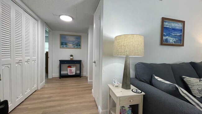 Building Photo - Available MAY - DEC 2026 Fully Furnished Turn Key 2 BR 2 BA inc Utilities Heart of Downtown Vero!...