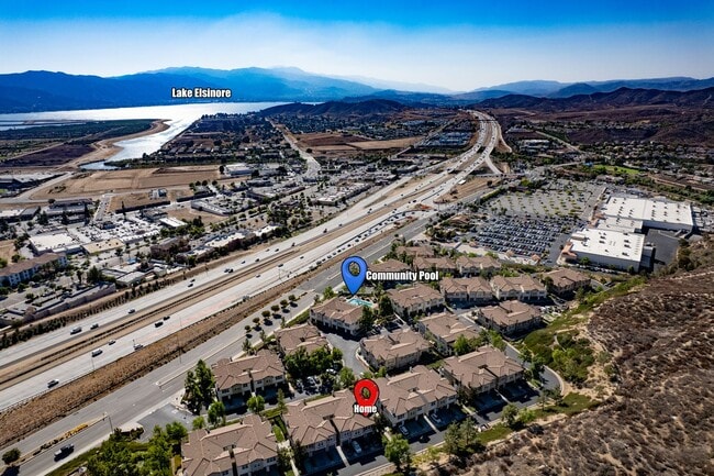 Building Photo - 2 bedroom Condo with an attached garage an...