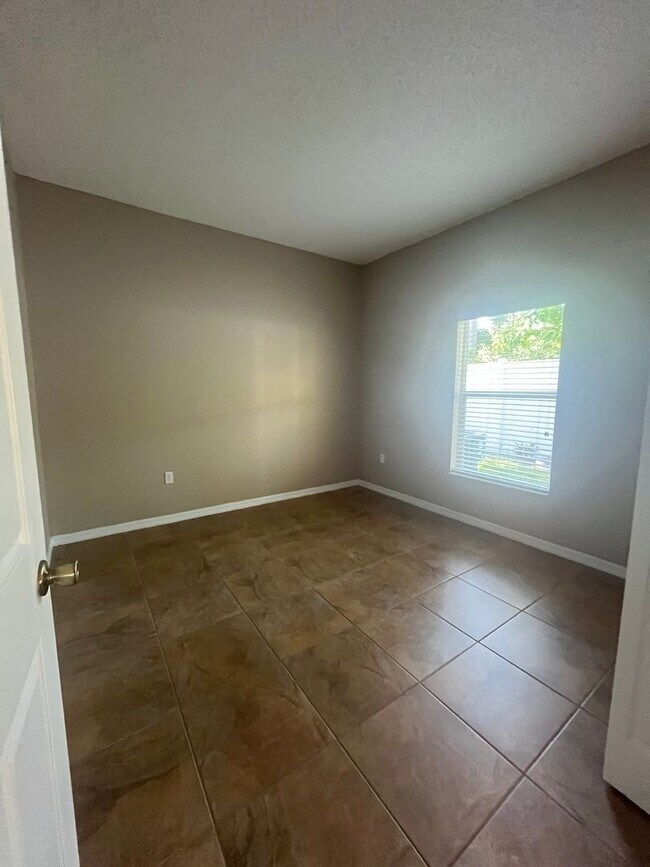 Building Photo - Updated Single family 3 / 2 with Screened ...