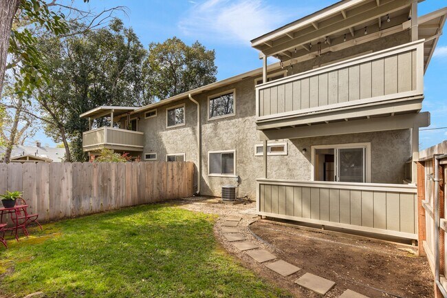Building Photo - Chico-3 bed 1 bath Apartment that feels li...