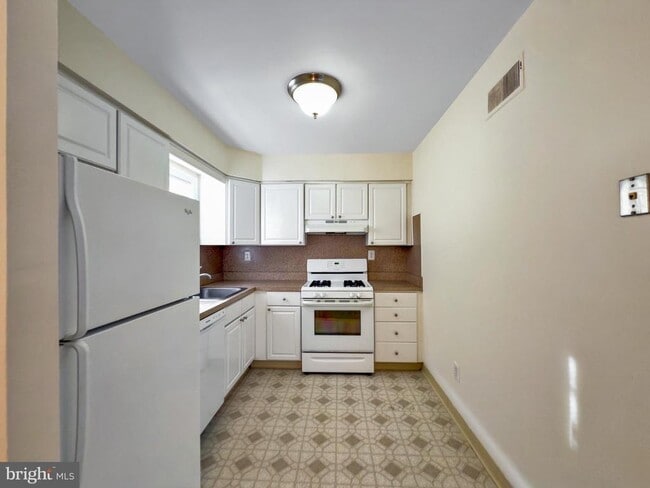 Building Photo - 9754 E Roosevelt Blvd