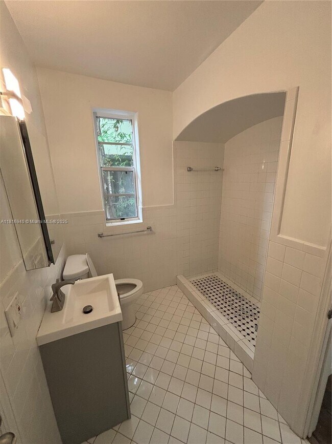 Building Photo - 721 15th St