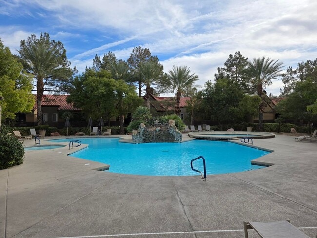 Building Photo - Immaculate Guard-Gated First-Floor Condo!