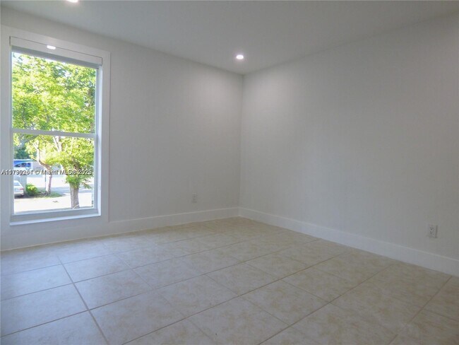 Building Photo - 10355 N Kendall Dr