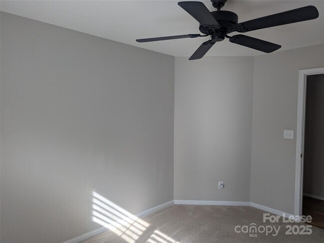 Building Photo - 761 Southwest Dr