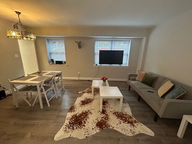 Building Photo - Exceptional Location 1 Bedroom 1 Bathroom Condo Newly remodeled