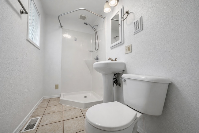 Building Photo - 449 SE 4th Ave