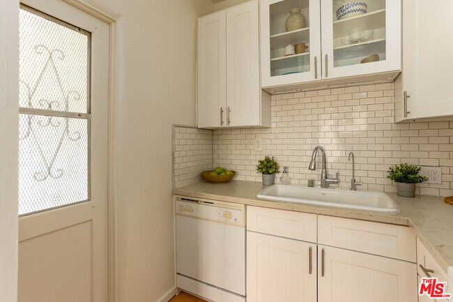 Building Photo - 2166 Beachwood Terrace