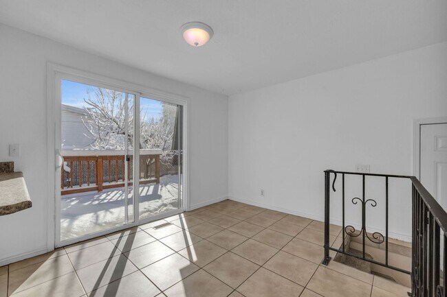 Building Photo - 5 Bedroom 3 Bathroom Home in Sandy!