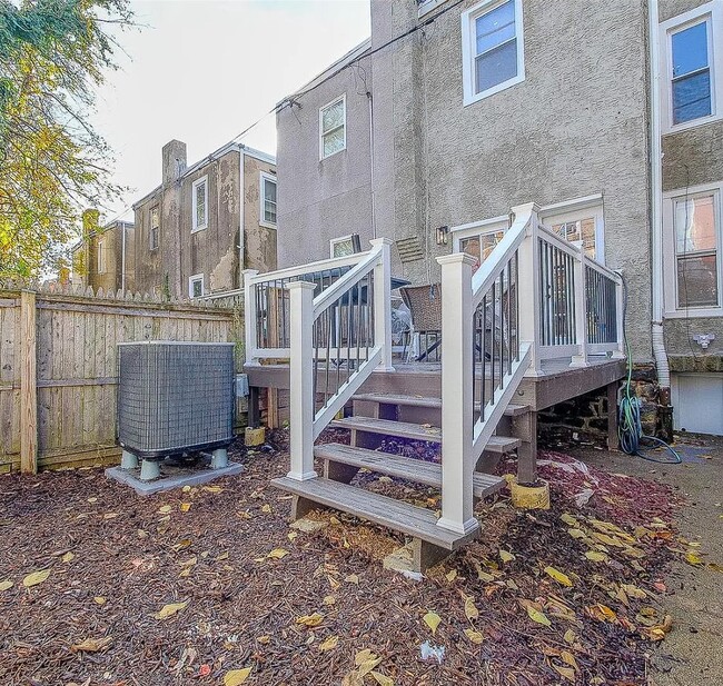 Building Photo - 913 S Yewdall St