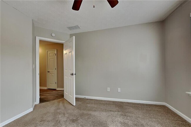 Building Photo - 450 Aristocrat Dr SW