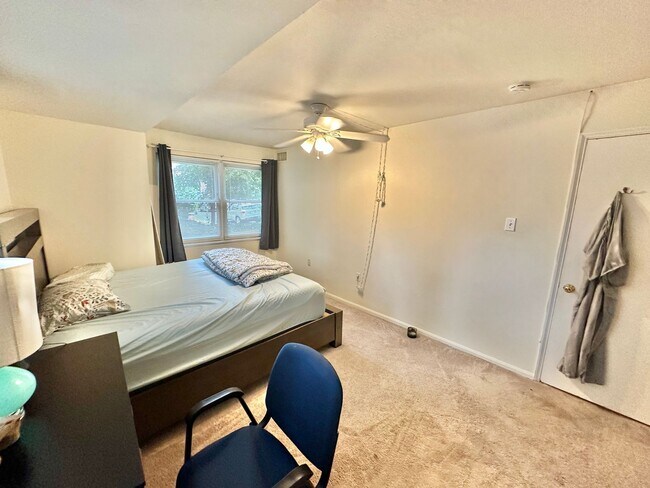 Building Photo - Sail into this 2BR 1BA at the Mayflower Condominiums in Alexandria includes utilities