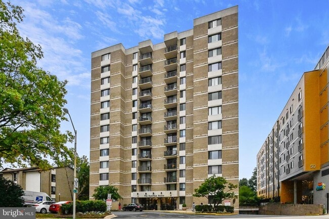 Building Photo - 4 Monroe St